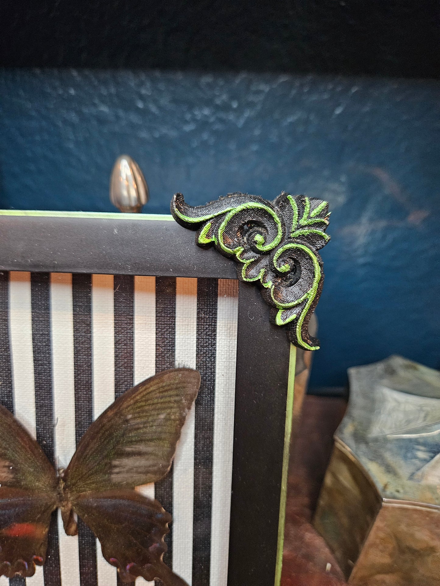 Green trik & black & white stripes butterfly frame