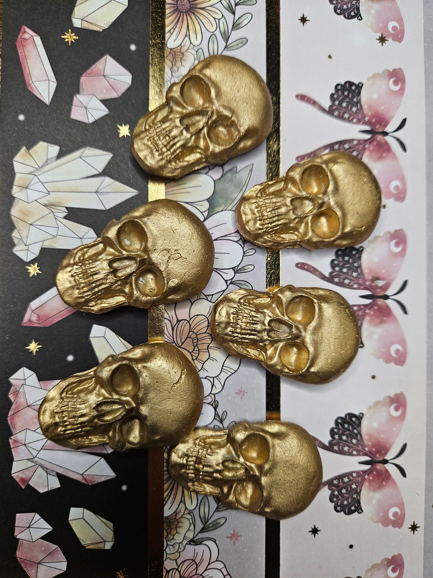 Gold skull magnet (1)