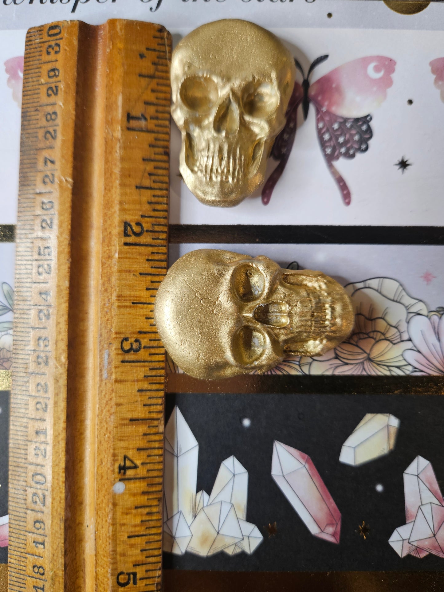 Gold skull magnet (1)
