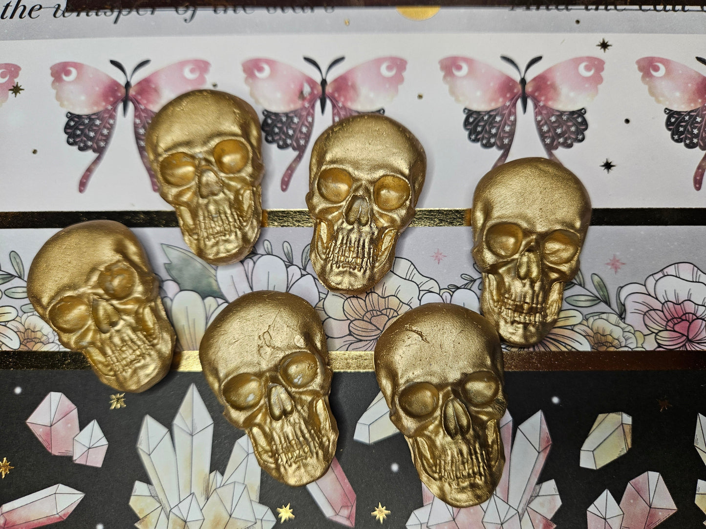 Gold skull magnet (1)