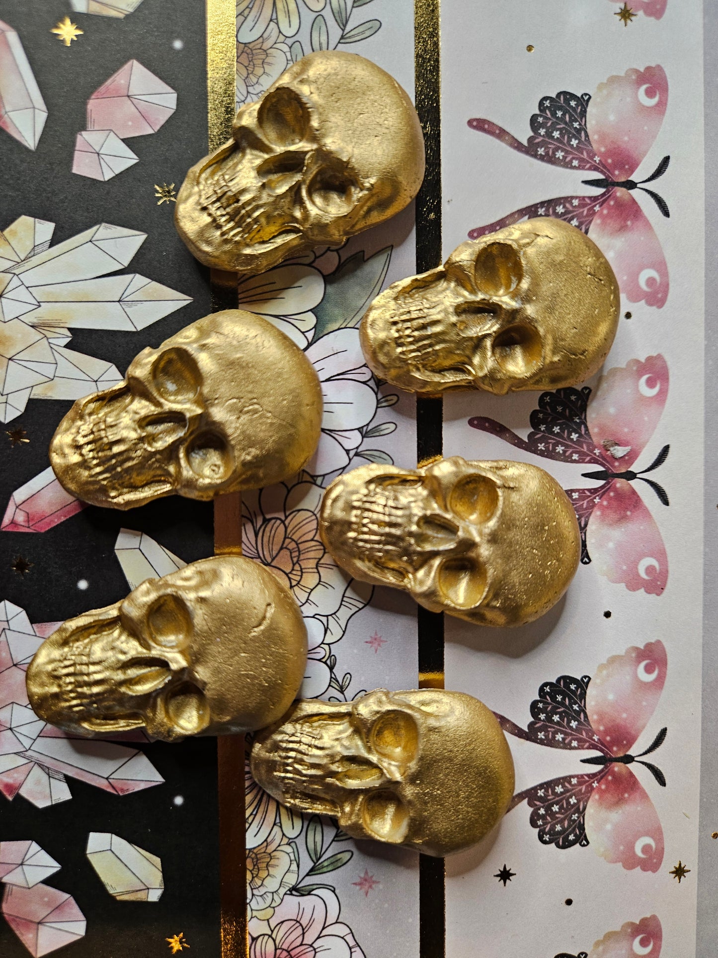 Gold skull magnet (1)