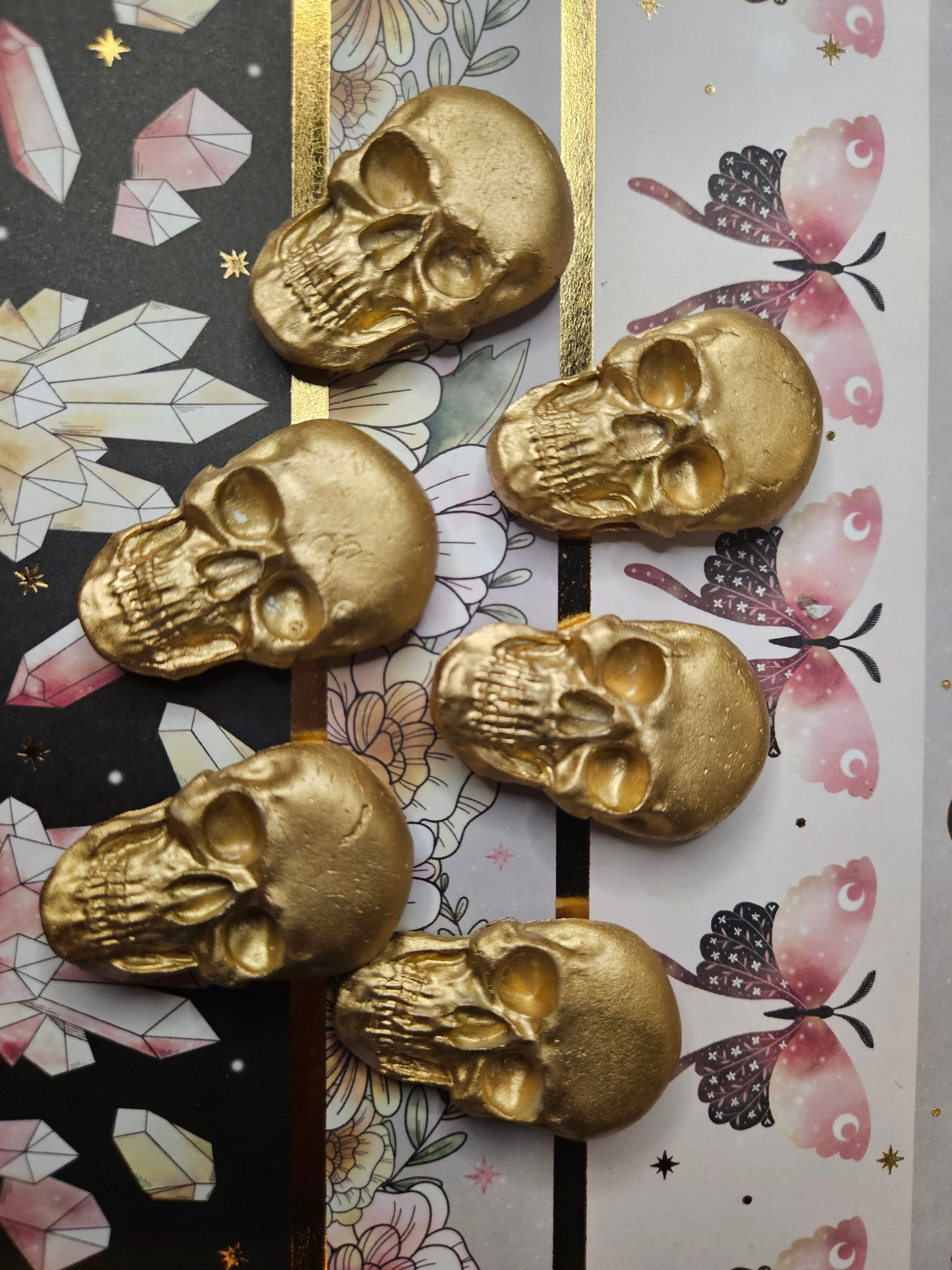 Gold skull magnet (1)