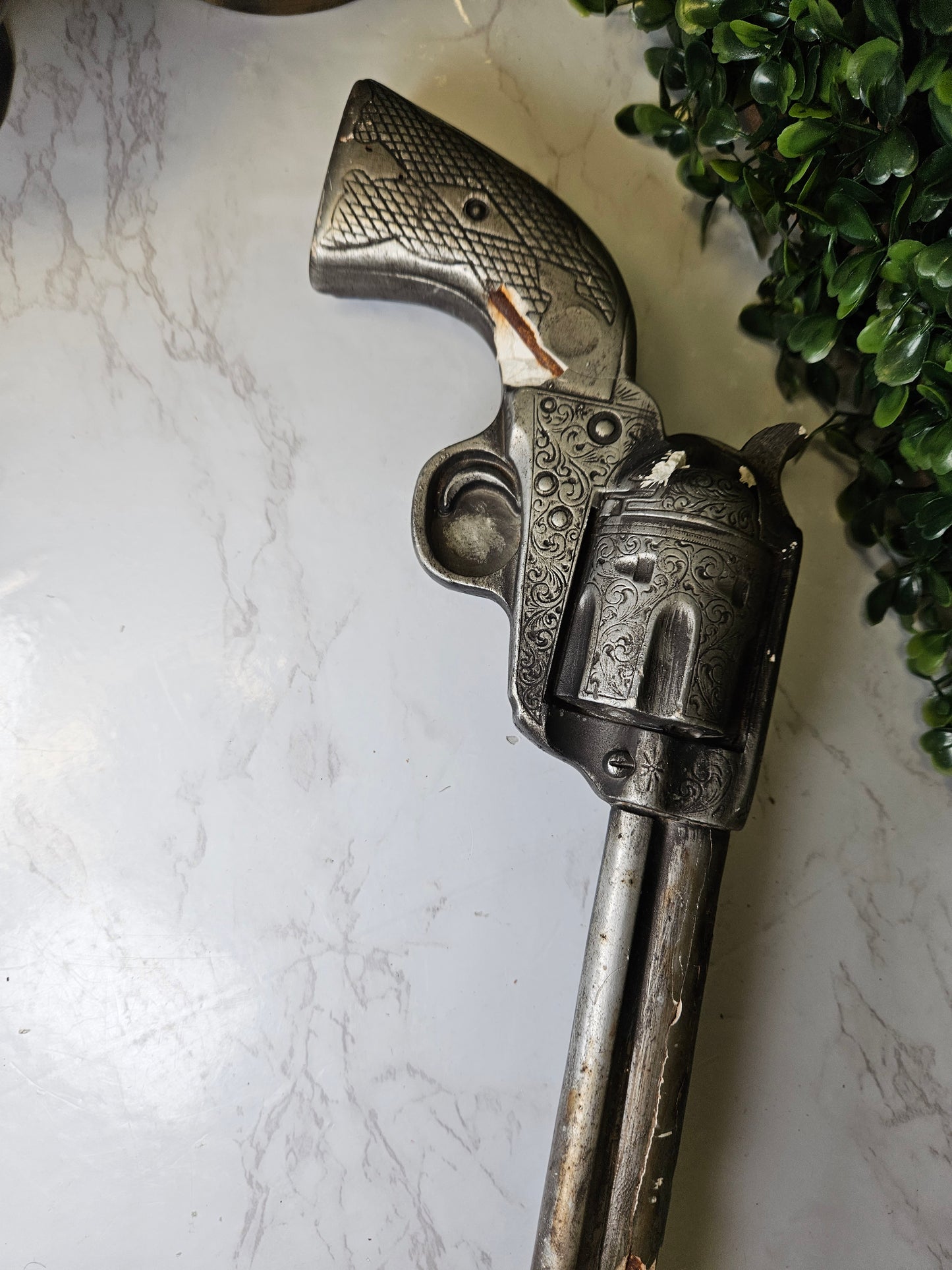 SUPER RARE ! VINTAGE CHIPPY CHALK WARE Long pistol GUN 1958 Embosograf co.