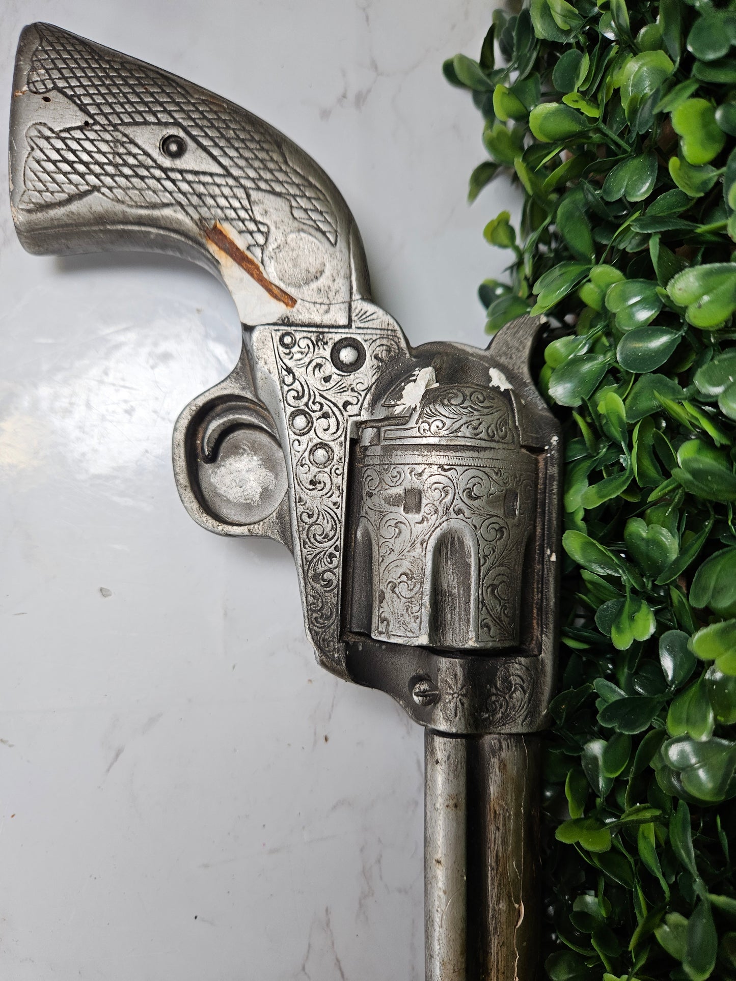 SUPER RARE ! VINTAGE CHIPPY CHALK WARE Long pistol GUN 1958 Embosograf co.