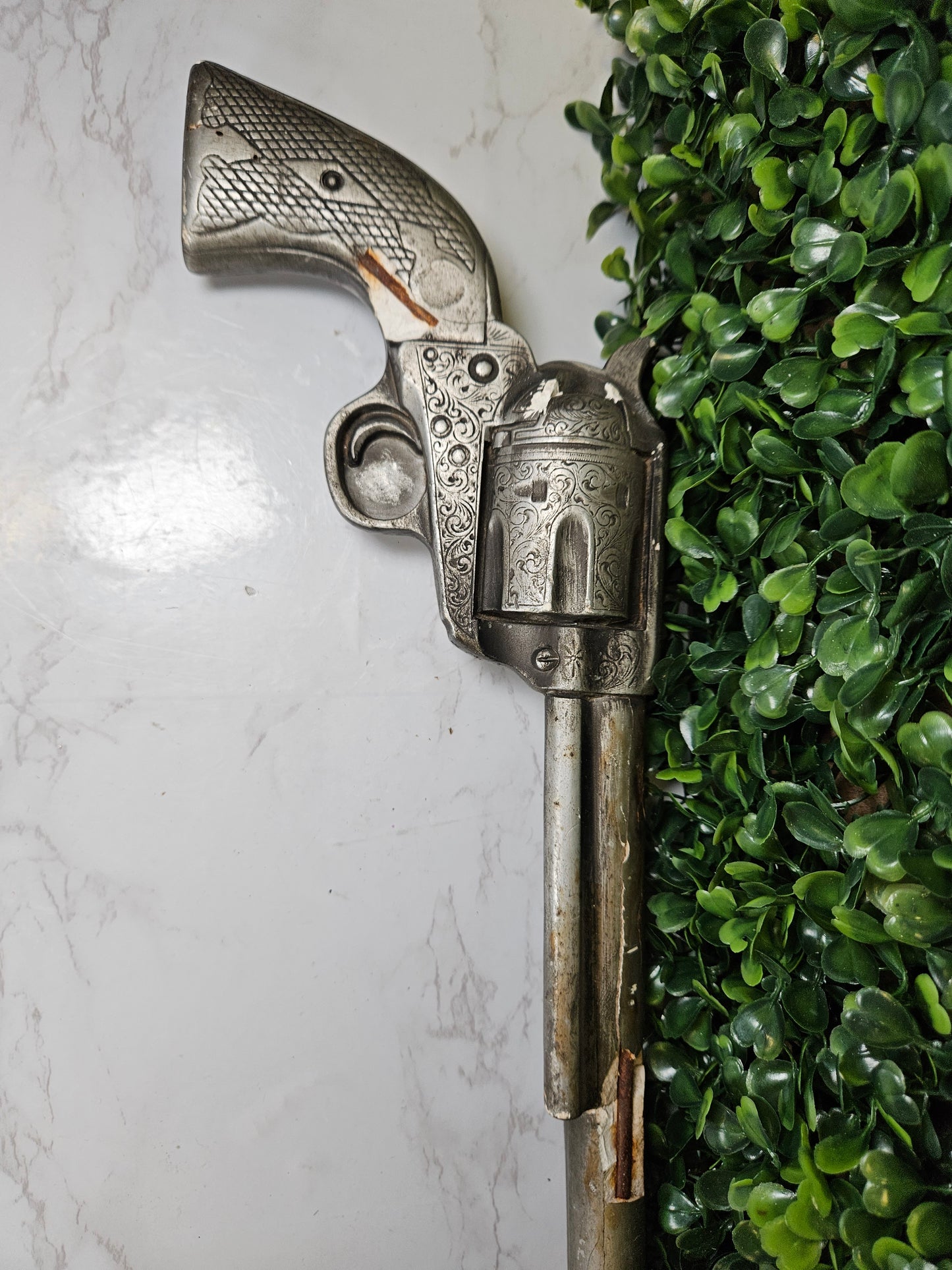 SUPER RARE ! VINTAGE CHIPPY CHALK WARE Long pistol GUN 1958 Embosograf co.