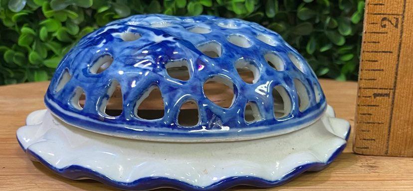 VINTAGE BLUE & WHITE PORCELAIN FLOWER FROG