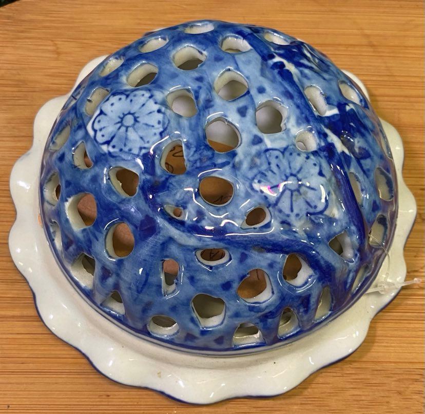 VINTAGE BLUE & WHITE PORCELAIN FLOWER FROG