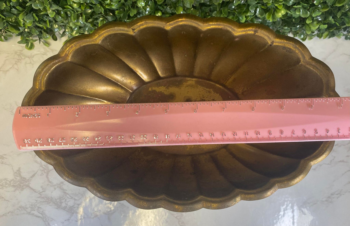 VINTAGE MARBLE BASE WITH GOLD SCALLOP DISH DISPLAY