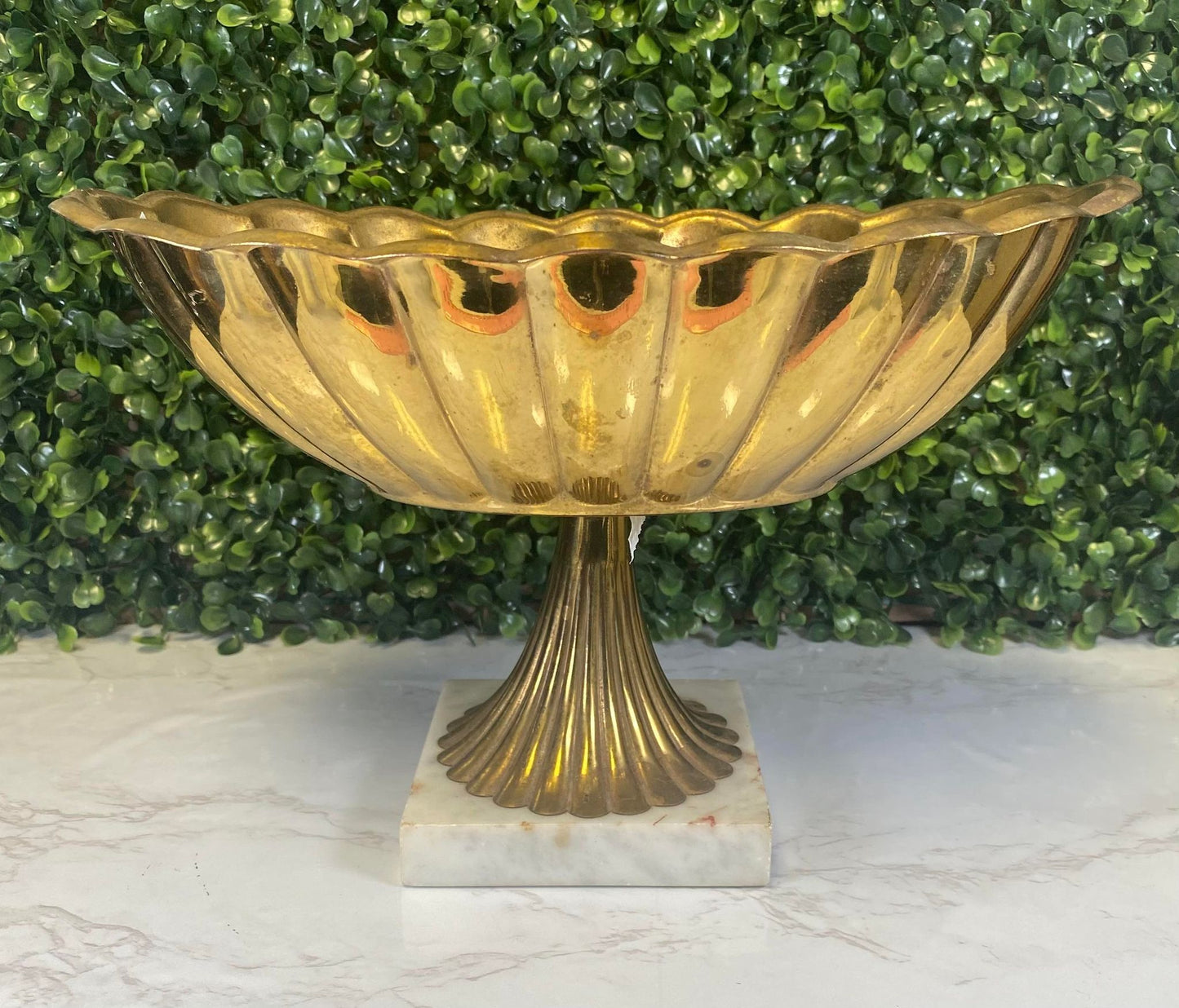 VINTAGE MARBLE BASE WITH GOLD SCALLOP DISH DISPLAY