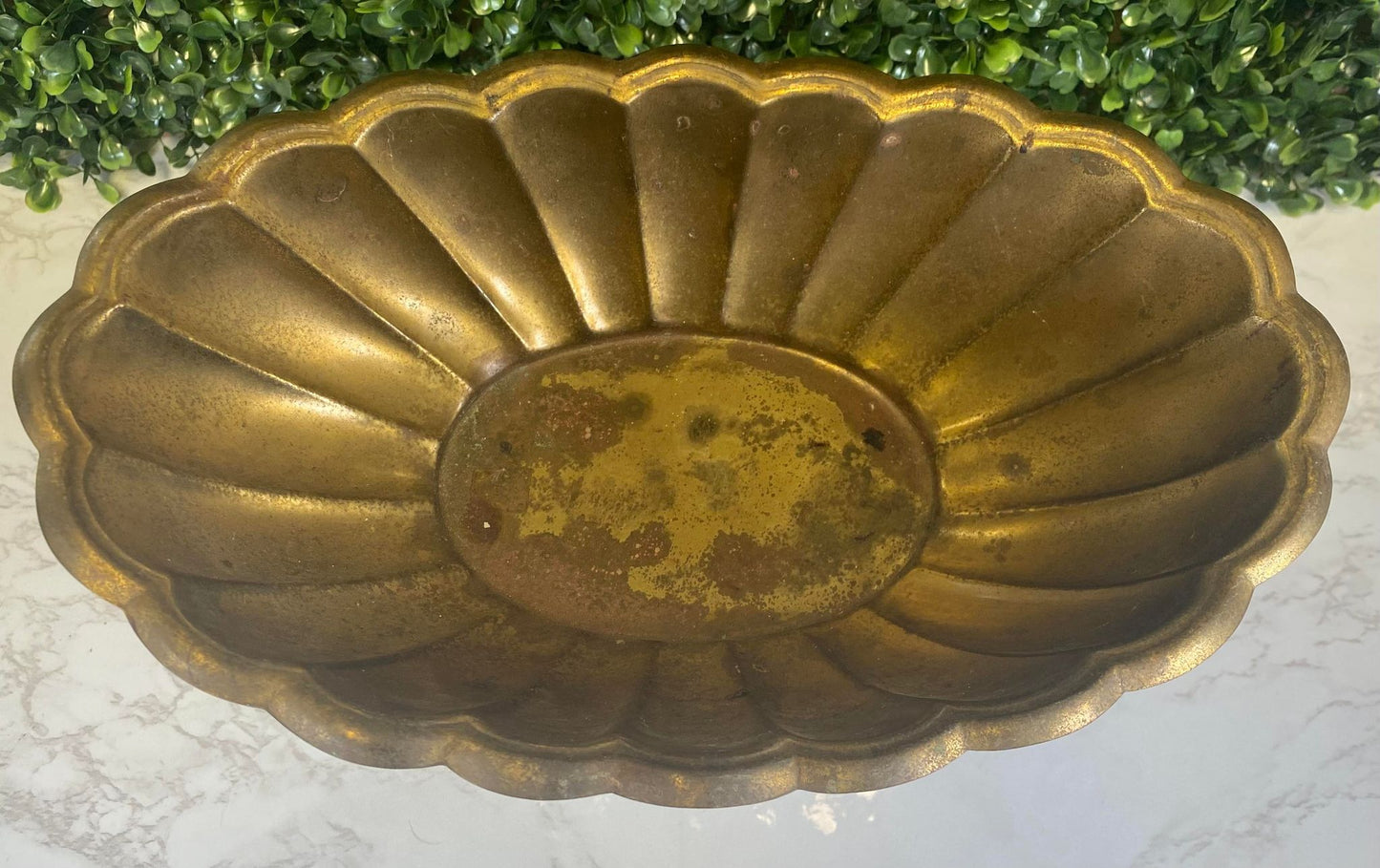 VINTAGE MARBLE BASE WITH GOLD SCALLOP DISH DISPLAY