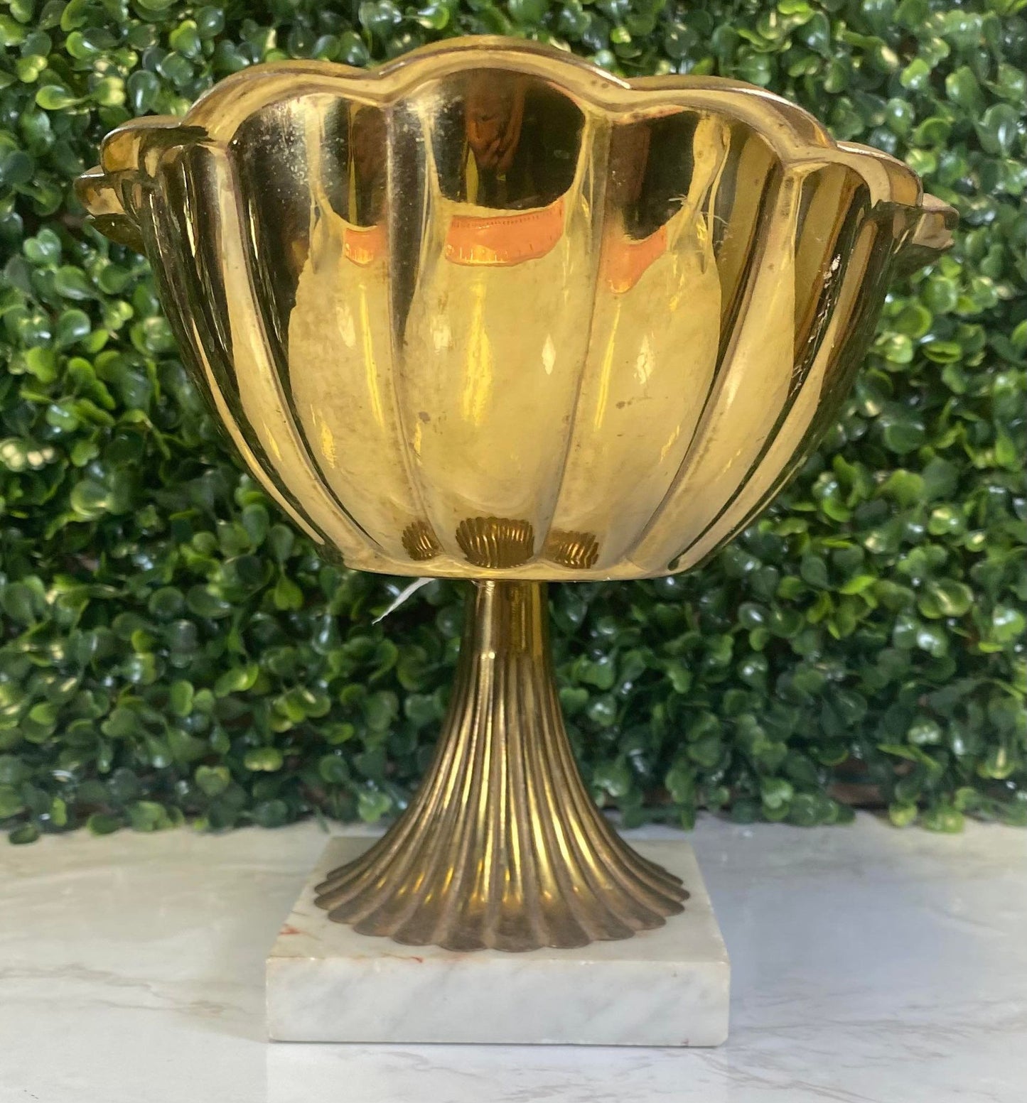 VINTAGE MARBLE BASE WITH GOLD SCALLOP DISH DISPLAY