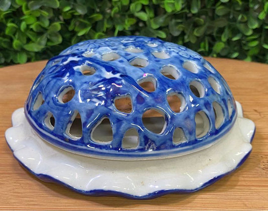 VINTAGE BLUE & WHITE PORCELAIN FLOWER FROG